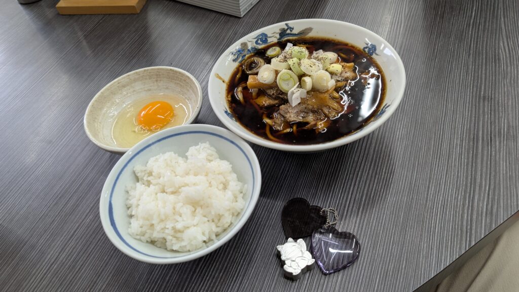西町大喜 富山ブラック実物(漆黒のスープ・太麺・メンマ)