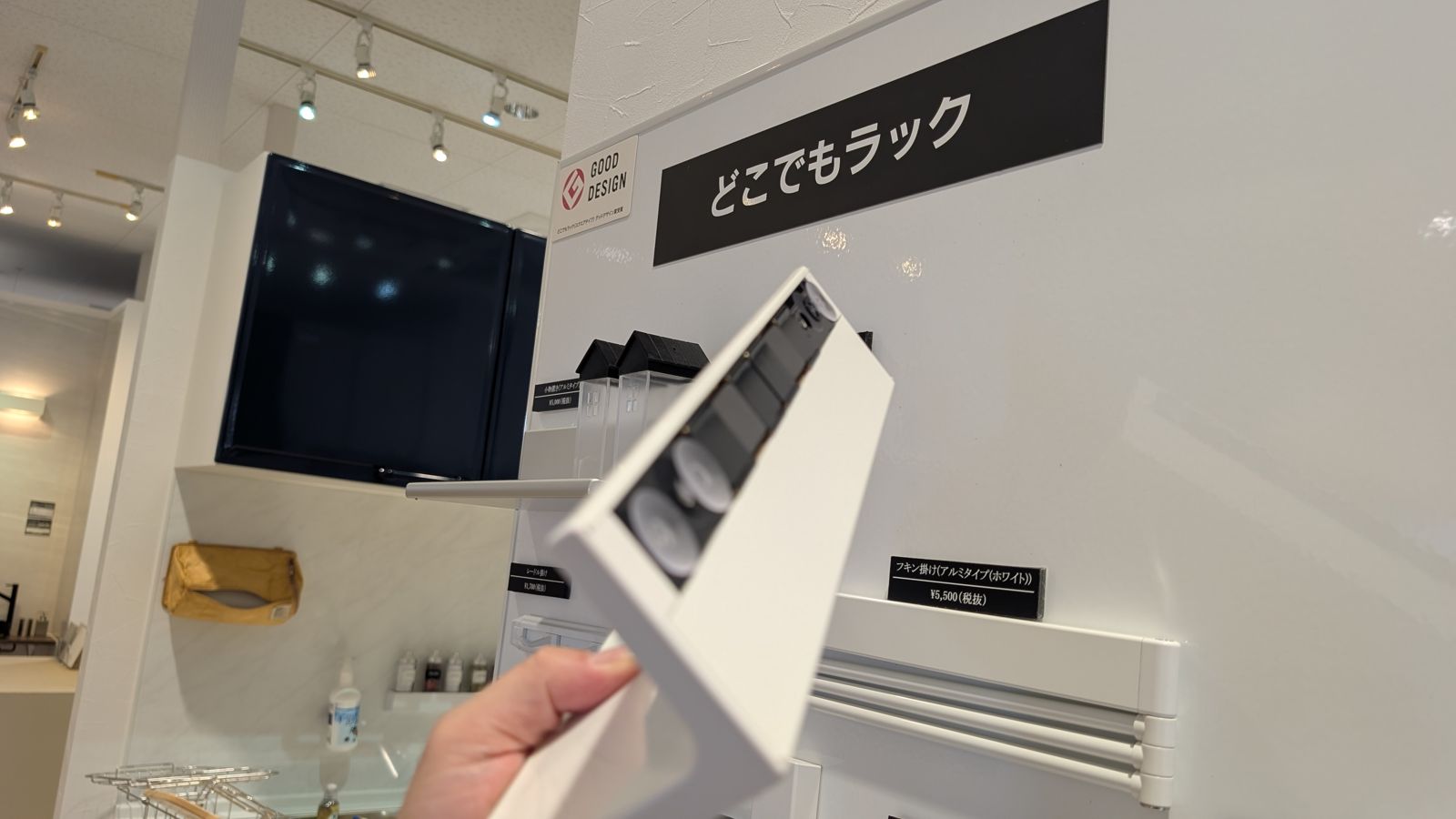 どこでもラックの裏側。丸い部品で壁に付く